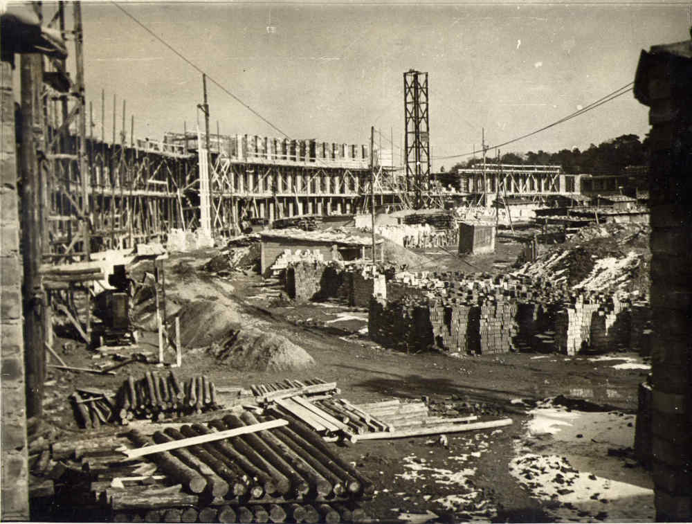 Aufnahme vom Bau des Krankenhauses ab 1936 als modernstes Luftwaffenlazarett Deutschlands. Es war ein Projekt der Vorbereitung auf den Zweiten Weltkrieg. 3)